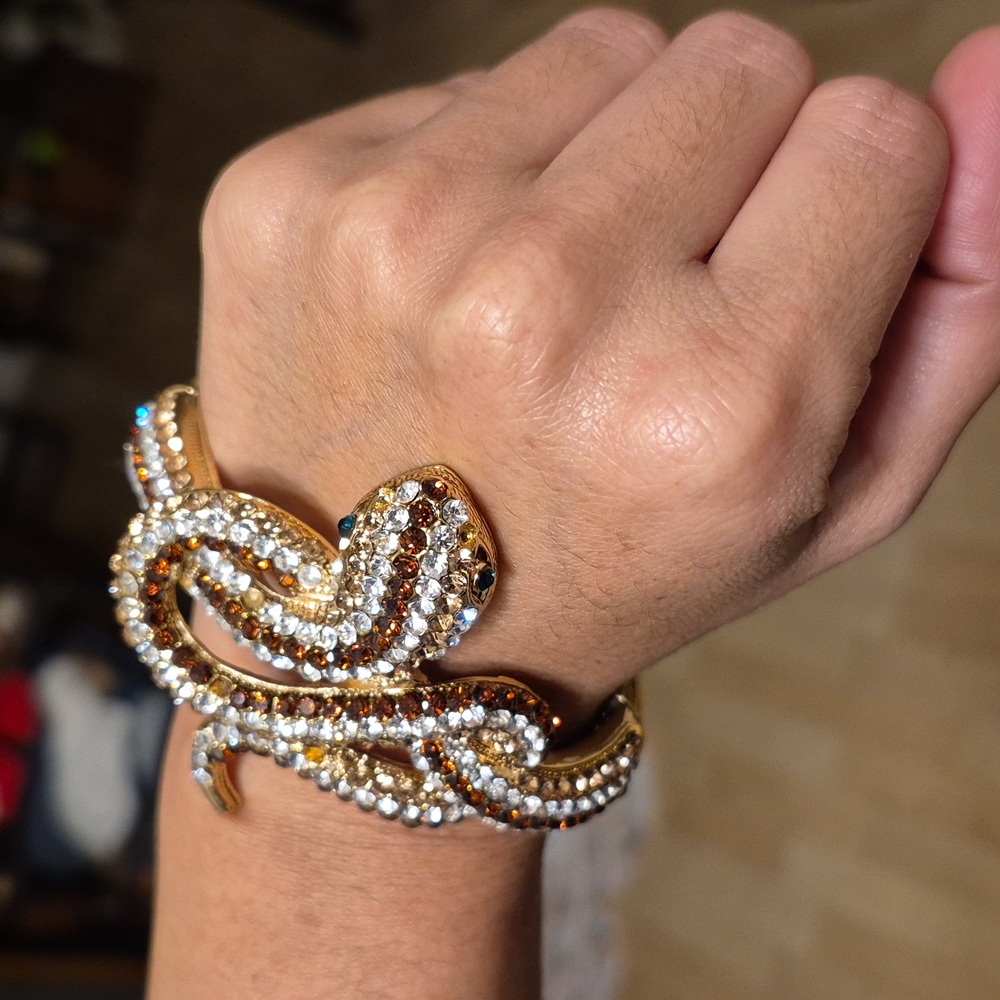 Green Eyed Rhinestone Snap Bracelette - Picture 2 of 11